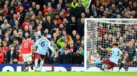 Setelah dua kali sempat tertinggal, MU akhirnya bisa berbalik unggul 3-2 di menit ke-78 dengan kaki Bruno Fernandes. Lindsey Parnaby/AFP/Getty Images
