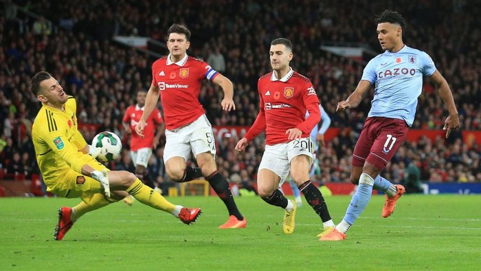 Aston Villas English striker Ollie Watkins (R) scores the opening goal past Manchester Uniteds Slovakian goalkeeper Martin Dubravka during the English League Cup third round football match between Manchester United and Aston Villa at Old Trafford in Manchester, north west England, on November 10, 2022. - RESTRICTED TO EDITORIAL USE. No use with unauthorized audio, video, data, fixture lists, club/league logos or live services. Online in-match use limited to 120 images. An additional 40 images may be used in extra time. No video emulation. Social media in-match use limited to 120 images. An additional 40 images may be used in extra time. No use in betting publications, games or single club/league/player publications. (Photo by Lindsey Parnaby / AFP) / RESTRICTED TO EDITORIAL USE. No use with unauthorized audio, video, data, fixture lists, club/league logos or live services. Online in-match use limited to 120 images. An additional 40 images may be used in extra time. No video emulation. Social media in-match use limited to 120 images. An additional 40 images may be used in extra time. No use in betting publications, games or single club/league/player publications. / RESTRICTED TO EDITORIAL USE. No use with unauthorized audio, video, data, fixture lists, club/league logos or live services. Online in-match use limited to 120 images. An additional 40 images may be used in extra time. No video emulation. Social media in-match use limited to 120 images. An additional 40 images may be used in extra time. No use in betting publications, games or single club/league/player publications. (Photo by LINDSEY PARNABY/AFP via Getty Images)