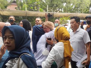 Ortu Murid Menangis Adukan Polemik Relokasi SDN Pocin 1 ke DPRD Depok