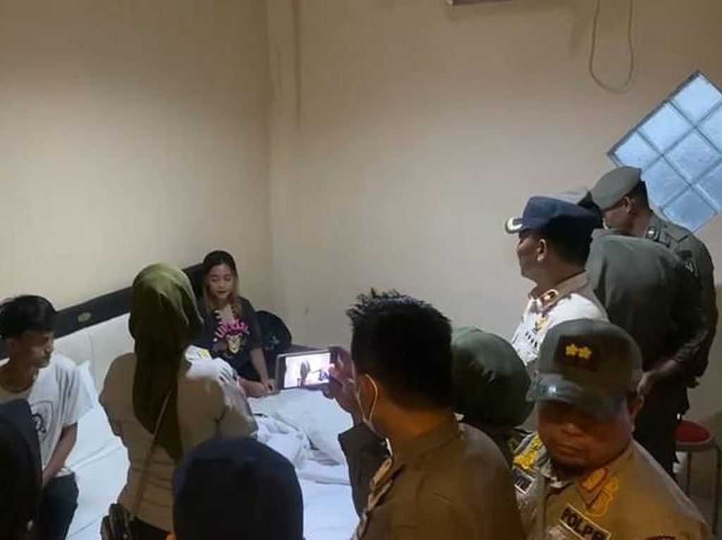 Razia Hotel-Kos, Satpol PP Parepare Tangkap 4 PSK dan 2 Muncikari Razia Hotel-Kos, Satpol PP Parepare Tangkap 4 PSK dan 2 Muncikari