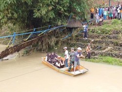 Jembatan Ambruk, Pelajar Ciamis Pergi ke Sekolah Pakai Rakit