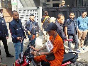 Hujatan Warga ke Pembunuh Anak Cimahi Saat Rekonstruksi Hujatan Warga ke Pembunuh Anak Cimahi Saat Rekonstruksi