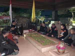 Wabup Blitar Ajak Rombongan Tur Moge Nyekar ke Makam Bung Karno