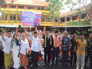 Bupati Sidoarjo Harap SMP Sepuluh November Bantu Kurangi Kemiskinan