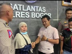 Ibu-ibu Halangi Ambulans di Puncak Ngaku Emosional gegara Mobil Tersenggol Ibu-ibu Halangi Ambulans di Puncak Ngaku Emosional gegara Mobil Tersenggol