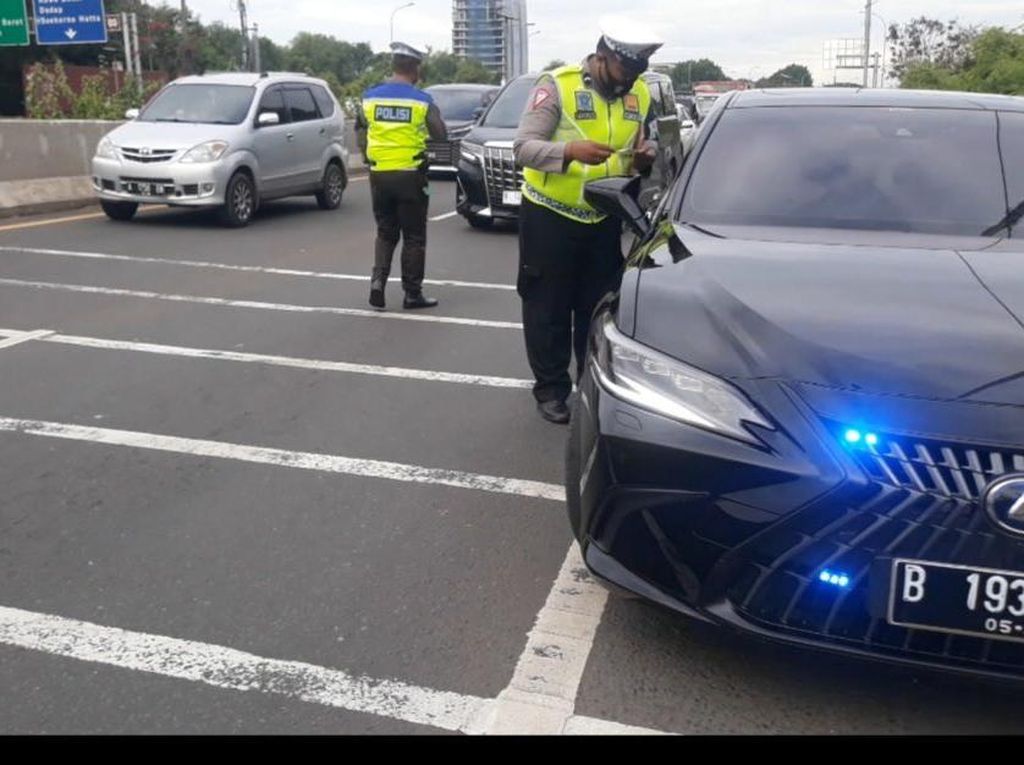 Pemobil Lexus Pasang Strobo Terciduk Polisi di Tol Sedyatmo! Pemobil Lexus Pasang Strobo Terciduk Polisi di Tol Sedyatmo!