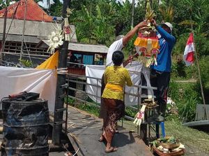 Warga Desa Tua Tabanan Melaspas Jembatan Darurat di Yeh Kajang Warga Desa Tua Tabanan Melaspas Jembatan Darurat di Yeh Kajang