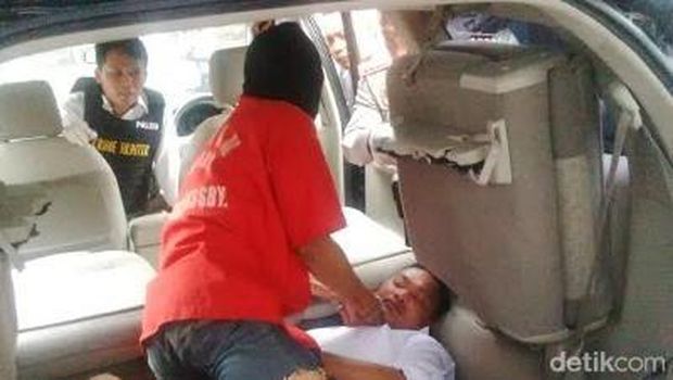 Rekonstruksi pembunuhan pengusaha keramik di Surabaya