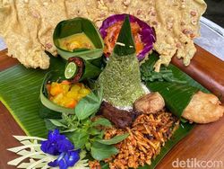 Seru! Belajar Bikin Peyek Raksasa dan Cicip Nasi Rijsttafel yang Ikonik di Malang