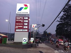 Ada Pria Bugil Ikut Antrean BBM di SPBU