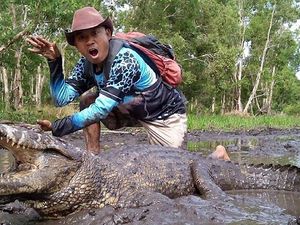 Steve Ewon sang Penghipnotis Buaya-Ular yang Kini Jadi Kades