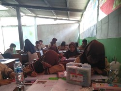 Atap Kelas SDN 3 Bantul Rusak, Puluhan Murid Belajar di Parkiran