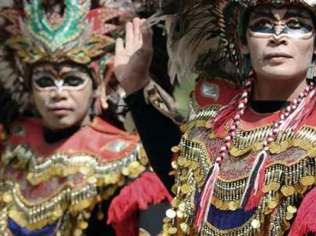 Tari Topeng Ireng: Asal, Daya Tarik dan Perkembangannya Tari Topeng Ireng: Asal, Daya Tarik dan Perkembangannya