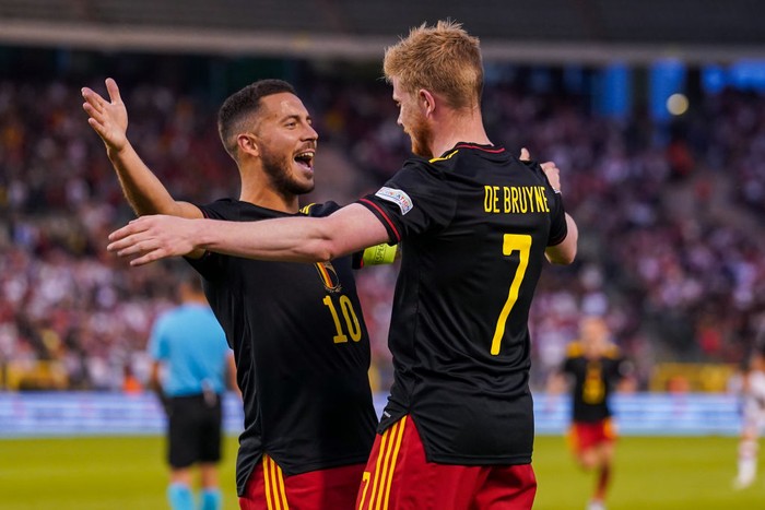 SAINT PETERSBURG, RUSSIA - JULY 14:  Belgium players pose for a photo after recieving their third place medals during the 2018 FIFA World Cup Russia 3rd Place Playoff match between Belgium and England at Saint Petersburg Stadium on July 14, 2018 in Saint Petersburg, Russia.  (Photo by Catherine Ivill/Getty Images)