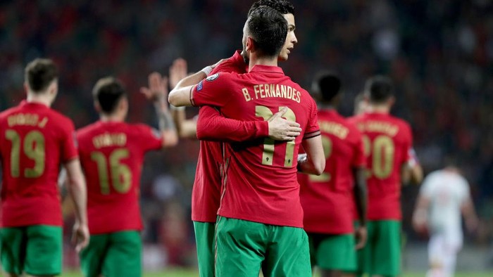 Portugals midfielder Bruno Fernandes (R ) celebrates with Cristiano Ronaldo after scoring a goal during the 2022 FIFA World Cup Qualifier football match between Portugal and North Macedonia at the Dragao stadium in Porto, Portugal, on March 29, 2022. (Photo by Pedro Fiúza/NurPhoto via Getty Images)