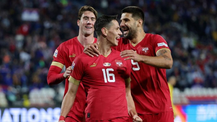 BELGRADE, SERBIA - SEPTEMBER 24: Sasa Lukic of Serbia celebrates with teammates Aleksandar Mitrovic and Dusan Vlahovic after scoring their teams fourth goal during the UEFA Nations League League B Group 4 match between Serbia and Sweden at Stadion Rajko Mitic on September 24, 2022 in Belgrade, Serbia. (Photo by Srdjan Stevanovic/Getty Images)