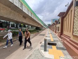 Lubang Trotoar Depan Mabes Polri Belum Ditutup, Pejalan Kaki Lewat Aspal