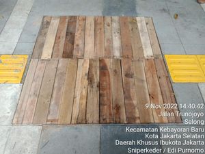 Lubang Trotoar Kebayoran Baru Jaksel Kini Ditutup Kayu