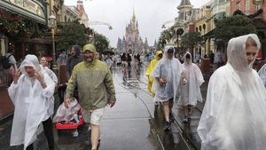 Ada Badai Nicole, Pengunjung Walt Disney World Disuruh Pulang