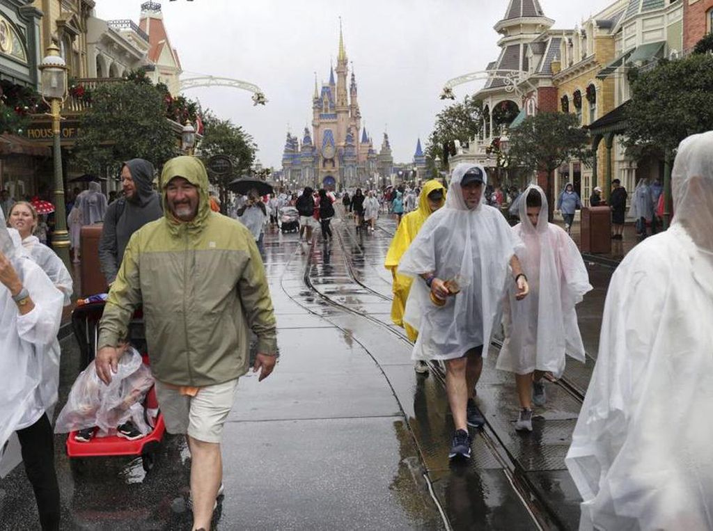 Ada Badai Nicole, Pengunjung Walt Disney World Disuruh Pulang
