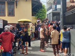 Warga Padati Lokasi Rekonstruksi Pembunuhan Anak Perempuan di Cimahi