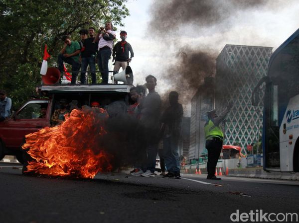 Waspada! Ada Aksi Bakar Ban dan Tutup Jl Thamrin
