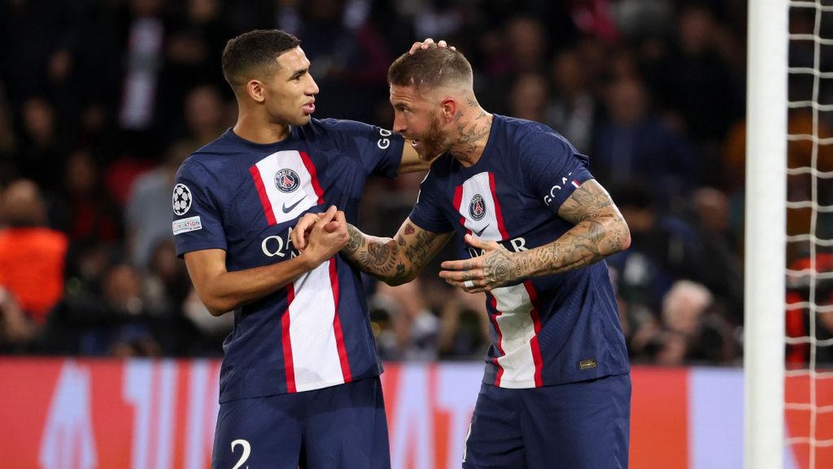 Hakimi (kiri) dan Ramos saat bermain bersama di PSG musim ini. Foto: Getty Images/Jean Catuffe