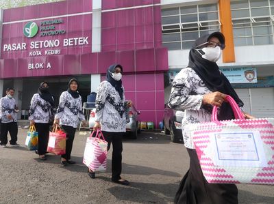 Guru-guru di Kediri Borong Dagangan di Pasar, Ada Apa?