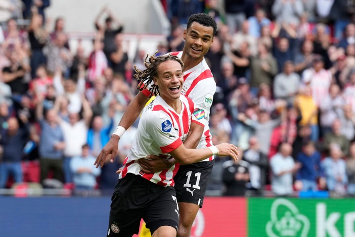 EINDHOVEN, NETHERLANDS - OCTOBER 16: Xavi Simons of PSV celebrates 4-1 with Cody Gakpo of PSV during the Dutch Eredivisie  match between PSV v FC Utrecht at the Philips Stadium on October 16, 2022 in Eindhoven Netherlands (Photo by Photo Prestige/Soccrates/Getty Images)