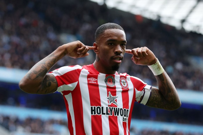 Ivan Toney MANCHESTER, ENGLAND - NOVEMBER 12: Ivan Toney of Brentford celebrates after scoring their team's second goal during the Premier League match between Manchester City and Brentford FC at Etihad Stadium on November 12, 2022 in Manchester, England. (Photo by Alex Livesey/Getty Images)