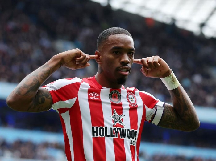MANCHESTER, ENGLAND - NOVEMBER 12: Ivan Toney of Brentford celebrates after scoring their team's second goal during the Premier League match between Manchester City and Brentford FC at Etihad Stadium on November 12, 2022 in Manchester, England. (Photo by Alex Livesey/Getty Images)