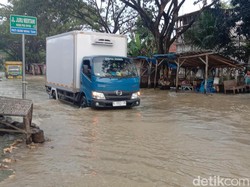 Banjir hingga 50 Cm, Jalan Jakenan-Winong Pati Akhirnya Ditutup