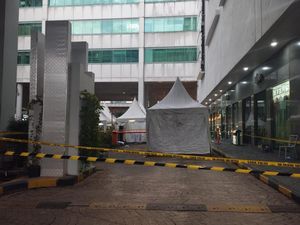 Pria Diduga Bunuh Diri dari Lantai 5 Ternyata Penjaga Toko di Mal Jaksel Pria Diduga Bunuh Diri dari Lantai 5 Ternyata Penjaga Toko di Mal Jaksel