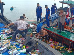 Kapal Pengangkut Sembako Karam di Perairan Lingga