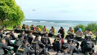 4 Potret Kapolri Makan Lesehan Bareng Brimob di Pos Pengamanan KTT G20