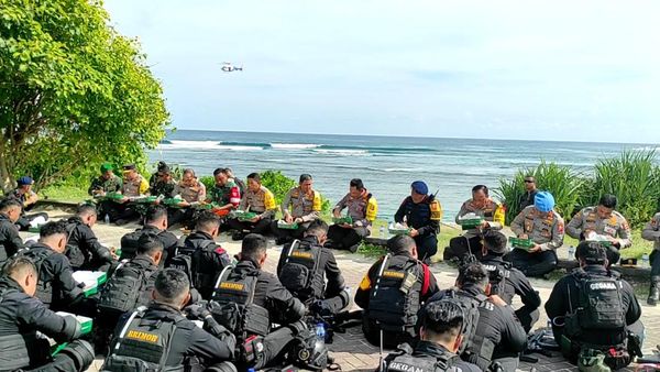 4 Potret Kapolri Makan Lesehan Bareng Brimob di Pos Pengamanan KTT G20