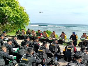 4 Potret Kapolri Makan Lesehan Bareng Brimob di Pos Pengamanan KTT G20