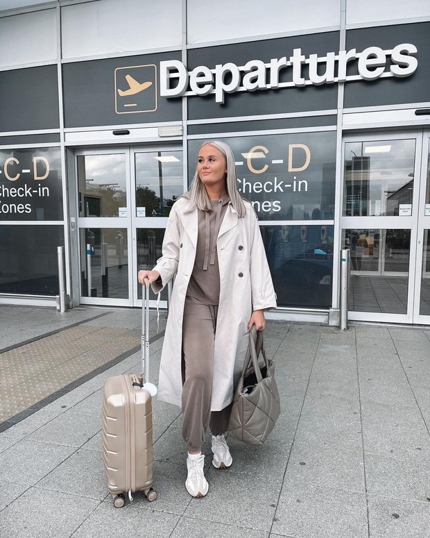 Kenakan Outer saat di pesawat/Sumber: Instagram @sophiesmalll Kenakan Outer saat di pesawat/Sumber: Instagram @sophiesmalll