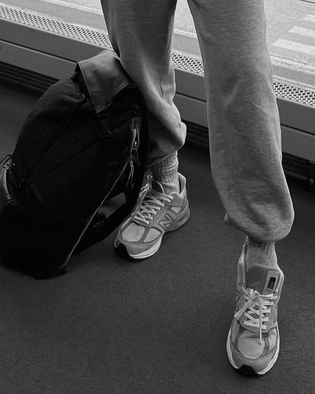 Kenakan sepatu bersol belakang saat di pesawat/Sumber: Instagram @camelia.asln Kenakan sepatu bersol belakang saat di pesawat/Sumber: Instagram @camelia.asln