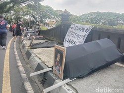 135 Keranda Korban Tragedi Kanjuruhan Lingkari Alun-Alun Tugu Kota Malang