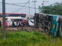 Bus Terguling Menimpa Mobil di Jalan Sragen-Ngawi, 5 Korban Luka