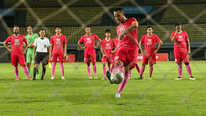 LAGA ESKHIBISI JOHN TERRY DAN ALESSANDRO NESTA Legenda sepak bola dunia John Terry (kanan) dan Alessandro Nesta (kiri) berbincang usai pertandingan Star Football Challenge di Stadion Patriot Candrabhaga, Bekasi, Jawa Barat, Sabtu (12/11/2022). Dua Legenda sepak bola dunia Alessandro Nesta dan John Terry ikut serta dalam pertandingan ekshibisi Star Football Challenge yang dimenangkan oleh tim Terry dengan skor 5-3. ANTARA FOTO/Asprilla Dwi Adha/tom.