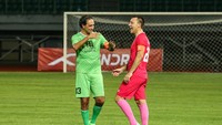 Legenda sepak bola dunia John Terry (kanan) dan Alessandro Nesta (kiri) berbincang usai pertandingan Star Football Challenge di Stadion Patriot Candrabhaga, Bekasi, Jawa Barat, Sabtu (12/11/2022).
