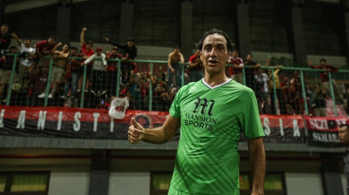 Legenda sepak bola dunia John Terry (kanan) dan Alessandro Nesta (kiri) berbincang usai pertandingan Star Football Challenge di Stadion Patriot Candrabhaga, Bekasi, Jawa Barat, Sabtu (12/11/2022). Dua Legenda sepak bola dunia Alessandro Nesta dan John Terry ikut serta dalam pertandingan ekshibisi Star Football Challenge yang dimenangkan oleh tim Terry dengan skor 5-3. ANTARA FOTO/Asprilla Dwi Adha/tom.