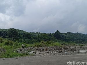 26 Granat Temuan Warga Blitar Diledakkan di Kali Bladak 26 Granat Temuan Warga Blitar Diledakkan di Kali Bladak
