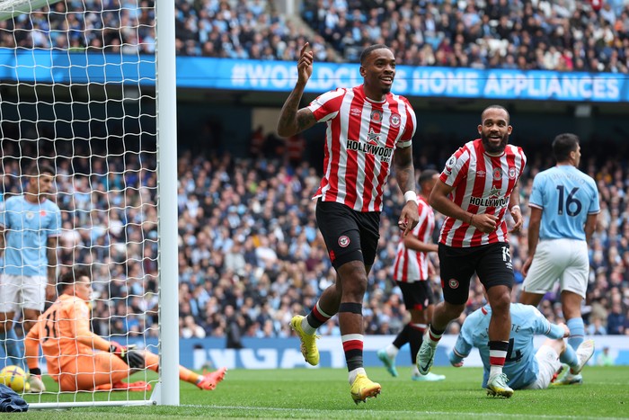 MANCHESTER, ENGLAND - NOVEMBER 12: Ivan Toney of Brentford celebrates after scoring their team's first goal during the Premier League match between Manchester City and Brentford FC at Etihad Stadium on November 12, 2022 in Manchester, England. (Photo by Alex Livesey/Getty Images)