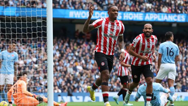 Brentford Hancurkan Dua Manchester