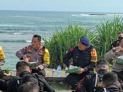 Momen Kapolri Makan Lesehan Bareng Brimob saat Cek Pos Pengamanan KTT G20