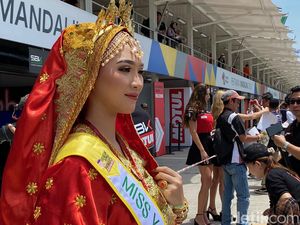 Paddock WSBK Diwarnai Gadis Lombok Pakai Baju Adat