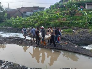 Mayat Perempuan Setengah Telanjang Ditemukan di Sungai Paras Malang